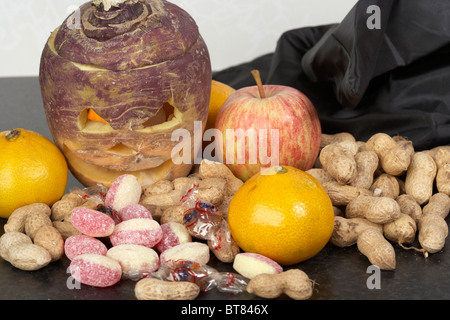 Il bottino da trucco o trattare con cime di rapa halloween jack-o-lantern. Tradizionalmente in Irlanda o rape svedesi sono stati utilizzati Foto Stock