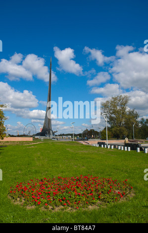 Cosmonauta Monumento in memoria "all'Conqueors dello spazio vicino VDNKh fiera Mosca Russia Foto Stock