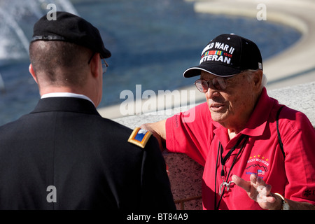 Veterano di parlare di active duty, Militare Nazionale Memoriale della Seconda guerra mondiale sul National Mall di Washington DC Foto Stock