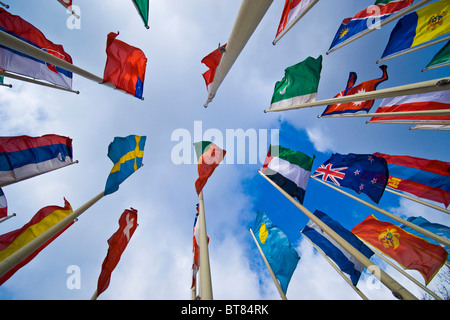 Bandiere internazionali di fronte Messe Berlin centro fieristico di Berlino, Germania Foto Stock