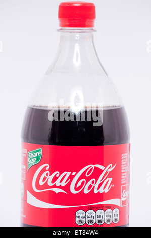 Un vicino la foto di una bottiglia di Coca Cola drink coke contro uno sfondo bianco Foto Stock