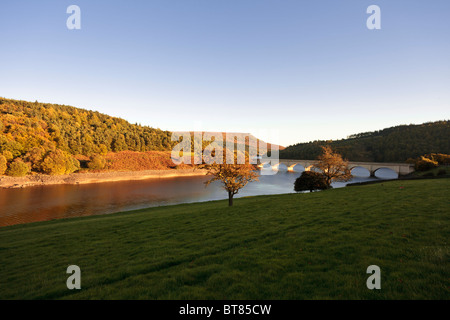 Viadotto Ashopton (Snake Pass) attraversa il serbatoio Ladybower (tipico autunno livelli), Derbyshire, Regno Unito. Foto Stock