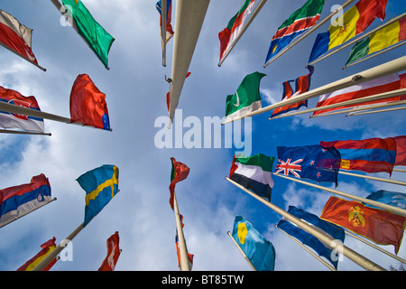 Bandiere internazionali di fronte Messe Berlin centro fieristico di Berlino, Germania Foto Stock