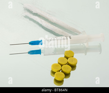 Siringa, tablet e la polvere del farmaco sul mirror Foto Stock