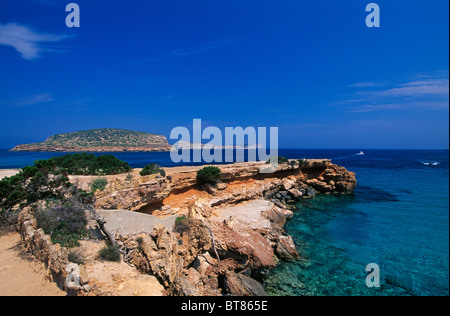 Costa rocciosa della Cala Comte Bay, Ibiza, Isole Baleari, Spagna Foto Stock