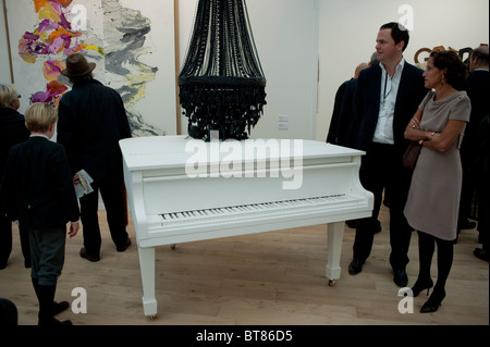 Parigi, Francia, Famiglia alla moda visitare Galleria d'Arte Contemporanea Show, FIAC, scultura moderna, di Terence Koh, scultura e donna e l'installazione Foto Stock