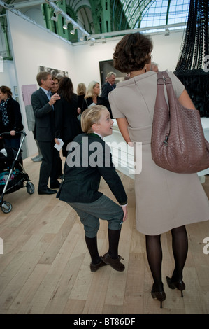 Parigi, Francia, quartiere alla moda di famiglia visitando la Galleria d'arte d'Arte Contemporanea, FIAC, scultura moderna, da Terence Koh, 'Chandlei, Woman Standing, nel vestire, posteriore Foto Stock