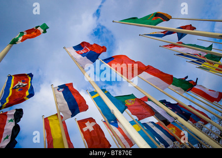 Bandiere internazionali di fronte Messe Berlin centro fieristico di Berlino, Germania Foto Stock