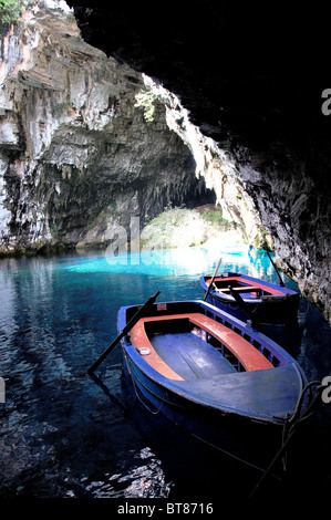 Gite in barca sul lago delle grotte di Melissani, Grotte di Sami, vicino a Sami, Cefalonia (Cefalonia), Isole IONIE, Grecia Foto Stock