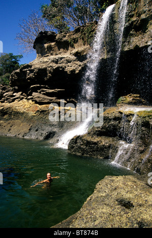 Cascata con nuoto donna nei pressi di Montezuma, Peninsula de Nicoya, Costa Rica, Oceano Pacifico, America Centrale Foto Stock