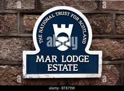 Mar Lodge Estate segno presso il ponte di ingresso al Lodge Foto Stock