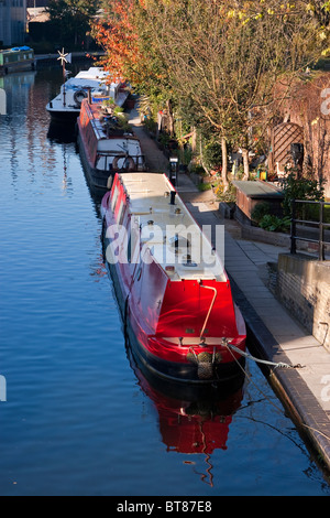 Barche strette ormeggiate sul Canal Grand Union vicino a Ladbroke Grove, North Kensington, West London, England, UK Foto Stock