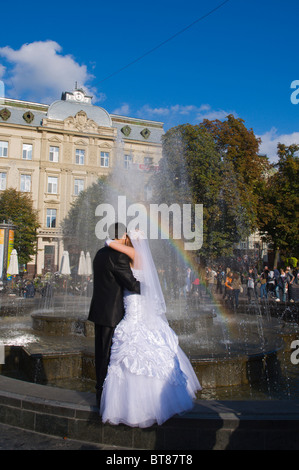 Appena una coppia sposata a prospekt Svobody centrale di Lviv Ucraina occidentale Europa Foto Stock