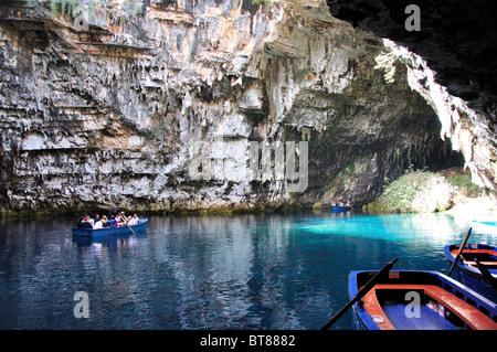 Gite in barca sul lago delle grotte di Melissani, Grotte di Sami, vicino a Sami, Cefalonia (Cefalonia), Isole IONIE, Grecia Foto Stock