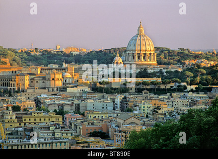 Cuppola, Basilica di San Pietro, Basilica di San Pietro, di fronte al Monte Gianicolo, Città del Vaticano, Roma, Lazio, Italia Foto Stock