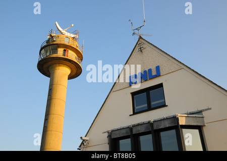 Torre di guardia costiera e la scialuppa di salvataggio casa a Calshot ,Southampton acqua Foto Stock