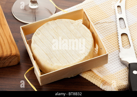 Formaggio Camembert in casse di legno sul tavolo Foto Stock