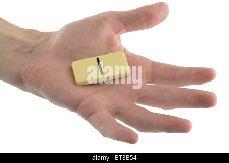 Osso di domino su mano sullo sfondo bianco Foto Stock