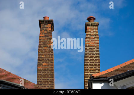 Tall costruiti in mattoni camini, tipico residenziale caratteristiche della zona di conservazione di Bedford Park, Chiswick, ad ovest di Londra - Inghilterra Foto Stock