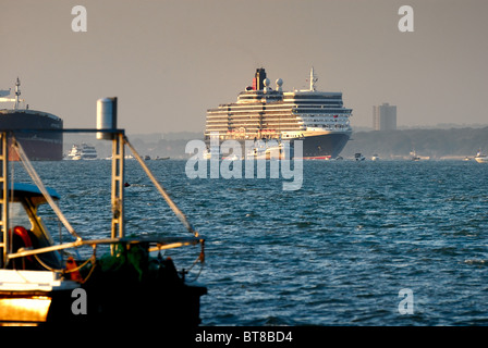 Nave passeggeri "Queen Elizabeth" lasciando Southampton il suo viaggio inaugurale Foto Stock