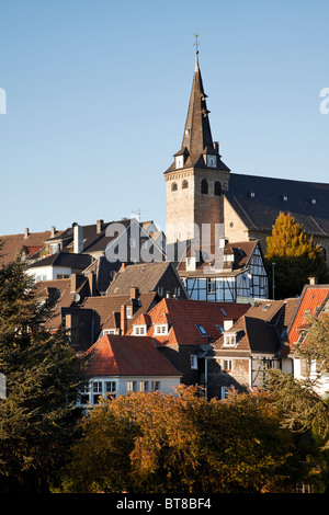 La chiesa e le case nella città vecchia di Essen-Kettwig, Renania settentrionale-Vestfalia, Germania Foto Stock