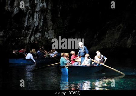 Gite in barca sul lago delle grotte di Melissani, Grotte di Sami, vicino a Sami, Cefalonia (Cefalonia), Isole IONIE, Grecia Foto Stock