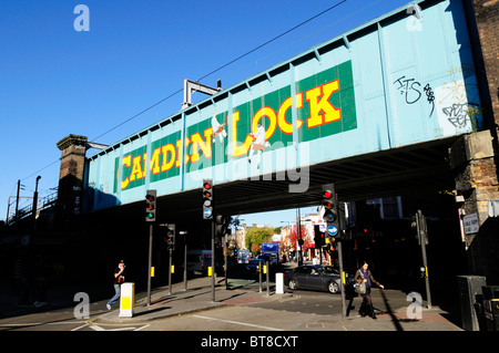 Camden Lock ponte ferroviario, Camden Town, Londra, Inghilterra, Regno Unito Foto Stock