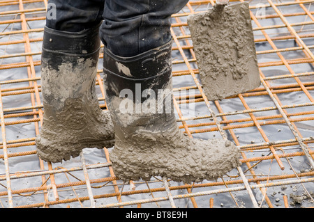 I lavori di costruzione del lavoratore dei pori di calcestruzzo analizzato groundworker basi rinforzato gettato in opera foundation fondazioni di avvio del sito b Foto Stock