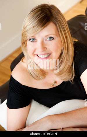 Close up ritratto di una giovane donna che guarda verso l'alto sorridente e cercando felice. Foto Stock
