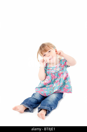 Femmina tirando toddler facce a telecamera isolata su sfondo bianco Foto Stock