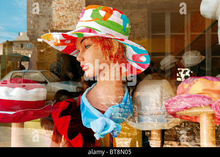 Francia, Midi-Pirenei: vetrina di un cappello boutique in Sauveterre de Rouergue Foto Stock