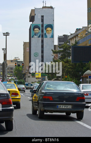 Tabelloni di Khameini e Khomeini a Teheran in Iran Foto Stock