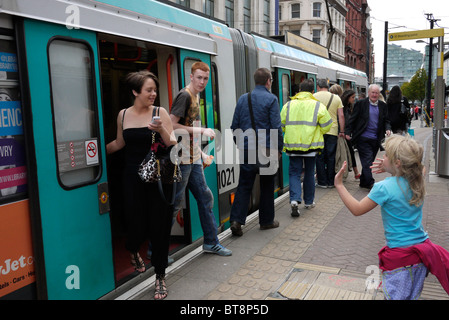 I passeggeri scendono dalla metro su Market Street Manchester City Centre Regno Unito. fotografia DON TONGE Foto Stock