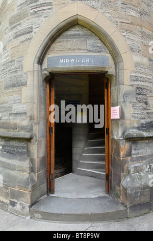 Ingresso di una torretta con un segno di ostetrica a est del quadrangolo presso l'Università di Glasgow Gilmorehill Campus, Scotland, Regno Unito Foto Stock