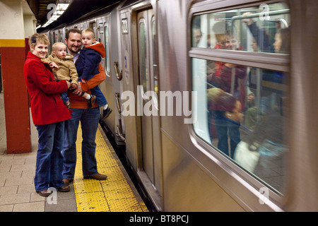 La famiglia sul ponte di Brooklyn subway platoform a Manhattan, New York Foto Stock