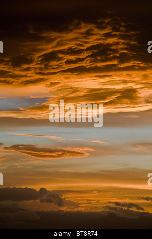 Golden Sunset nuvole sullo sfondo Foto Stock