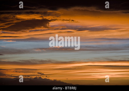 Golden Sunset nuvole sullo sfondo Foto Stock