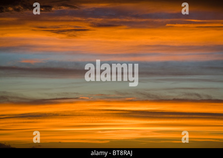 Golden Sunset nuvole sullo sfondo Foto Stock