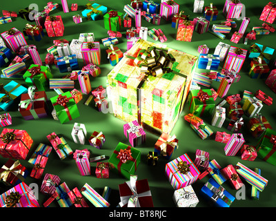 Grande gruppo di regali di Natale con un molto più grande dono incandescente nel mezzo. Foto Stock