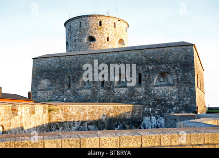 La fortezza di pietra Carlsten Marstrand in Svezia, al tramonto. Marstrand è un popolare resort estivo in skerries sulla costa occidentale della Svezia. Foto Stock