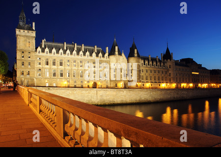 La conciergerie a Parigi di notte Foto Stock