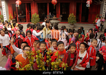 Gli studenti vietnamiti al Jade tempio di montagna, Hanoi, Vietnam Asia Foto Stock
