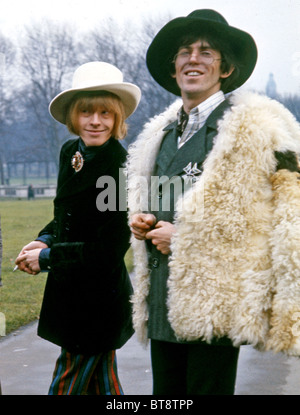 ROLLING STONES Keith Richards a sinistra e Brian Jones in Hyde Park di Londra nel gennaio 1967. Foto Tony Gale Foto Stock