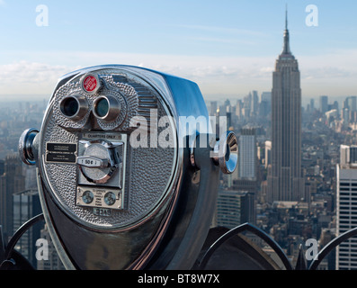 Pubblica visione a pagamento a gettone binocolo sulla sommità della roccia piattaforma di osservazione al Rockefeller Center di Manhattan a New York Foto Stock