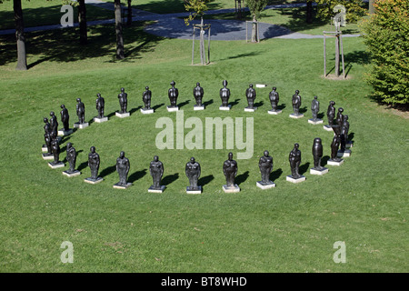 Frauen de formazione 30 donne sculture formano un cerchio di senza inizio e senza fine accanto al Posttower a Bonn Germania Foto Stock