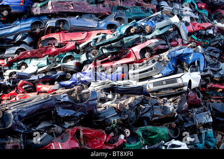 Vecchia auto presso un cantiere di scarto Foto Stock