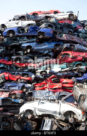 Vecchia auto presso un cantiere di scarto Foto Stock