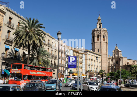 Cattedrale di Valencia Square tour bus Spagna turismo Metropolitan Cattedrale-basilica dell'Assunzione di Nostra Signora di Valencia Foto Stock