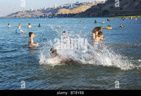 Nuoto nel lago Kinneret Foto Stock