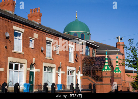 Case a schiera e la Moschea, Glodwick district, Oldham (Oldham Est + Saddleworth circoscrizione), Greater Manchester, Inghilterra, Regno Unito Foto Stock